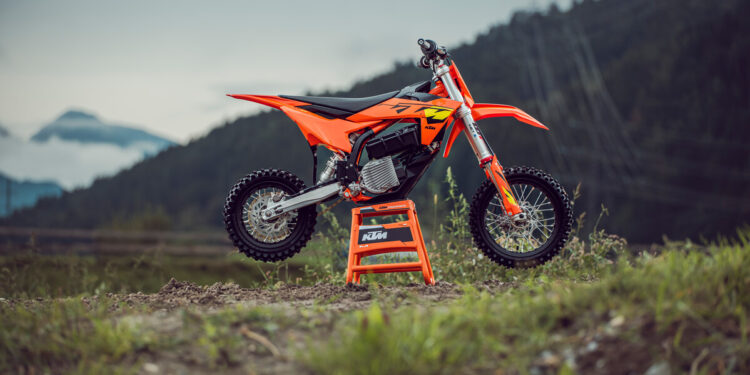 Discover the Buzz of the 2025 KTM SX-E!