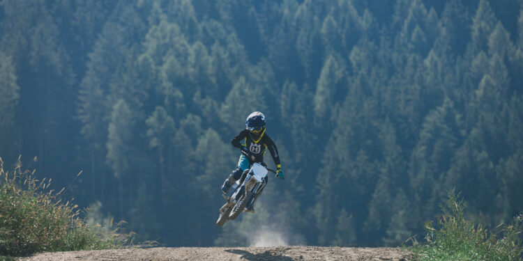 Husqvarna Mobility Introduces 2025 EE 5: Electric Motocross with Water-Cooling Tech!