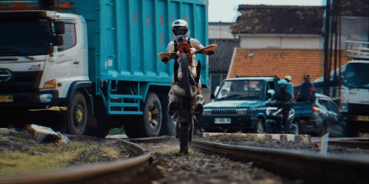 MANUEL LETTENBICHLER | Living Out of a Bag – Vibes Are High